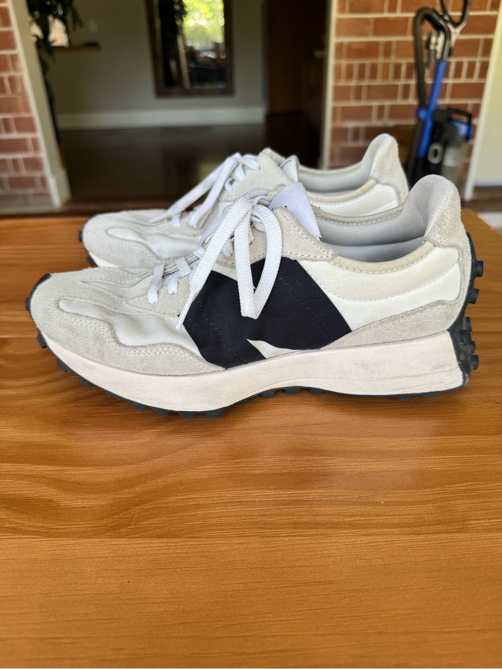 New Balance Women’s 327 Sneaker Size 8 - Picture 3 of 9